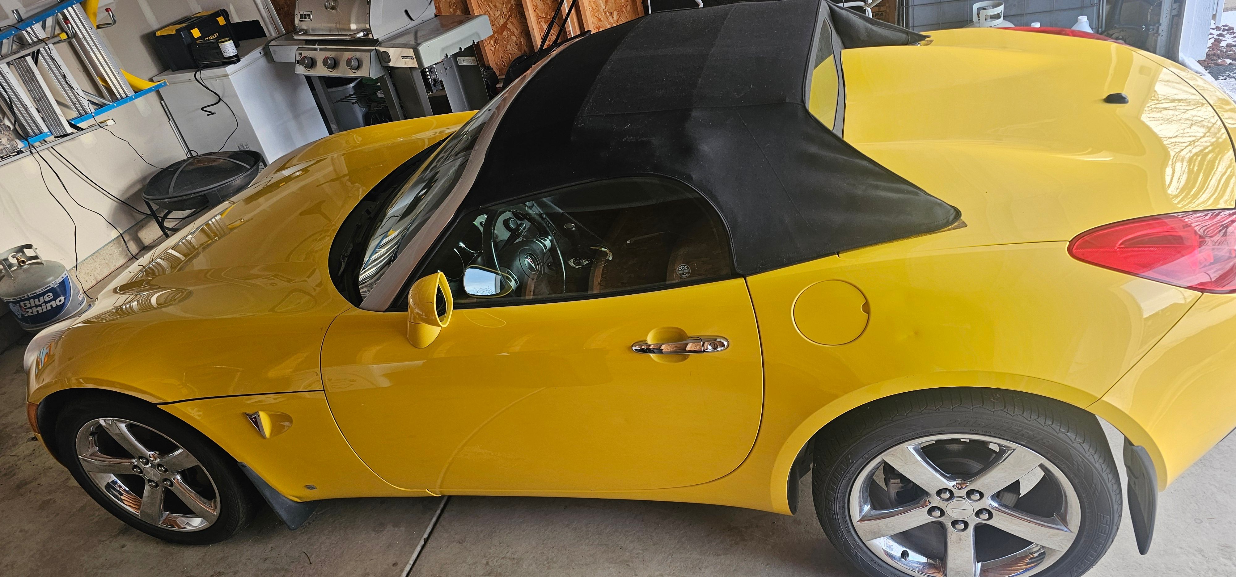 Used 2007 Pontiac Solstice Convertible w/ Premium Package RWD image 2