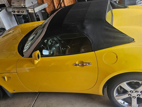 Used 2007 Pontiac Solstice Convertible 2D w/ Premium Package image 2
