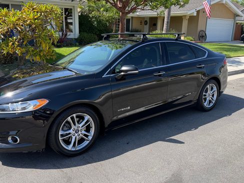 Used 2016 Ford Fusion Titanium FWD image 2