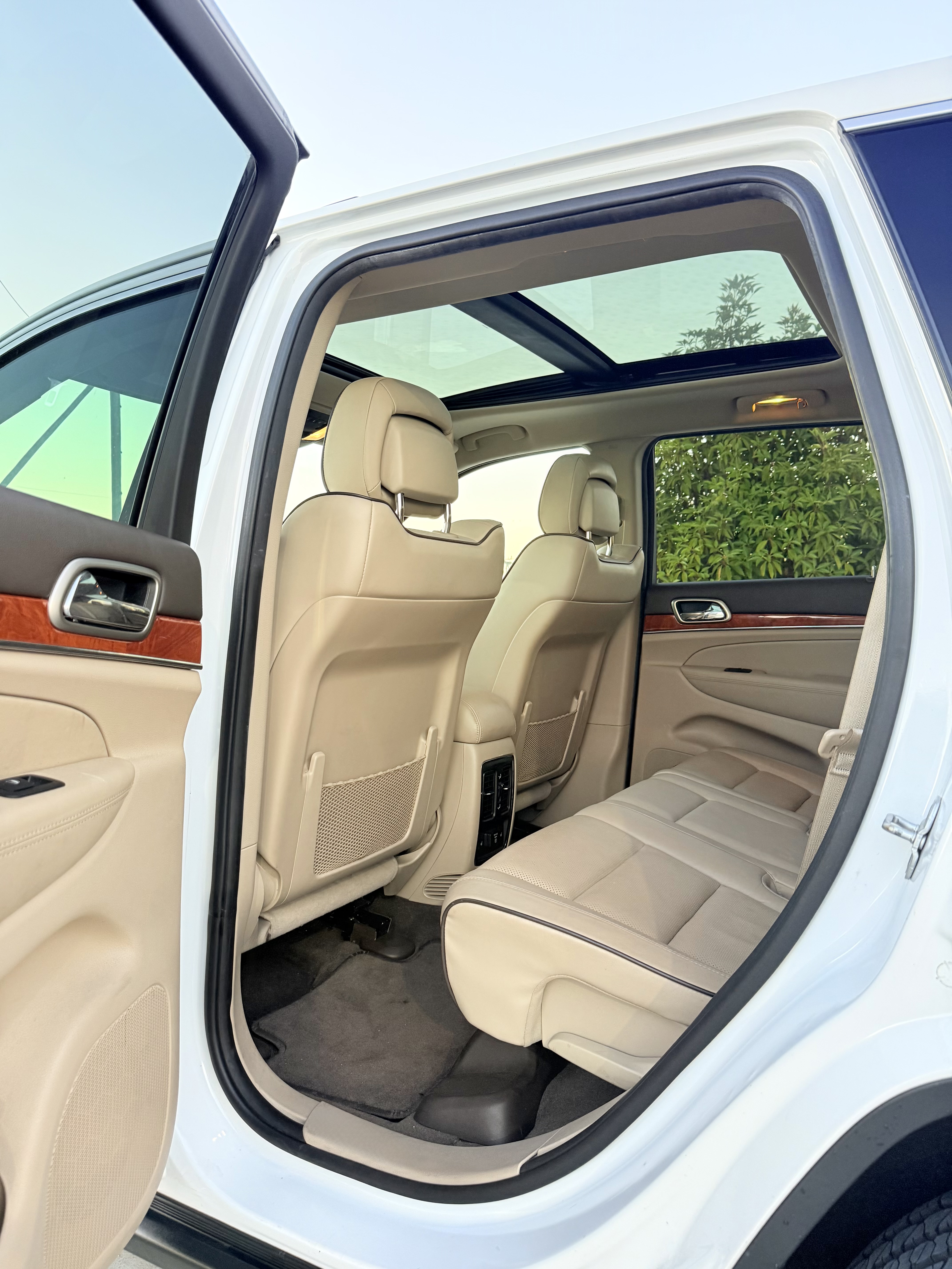Used 2013 Jeep Grand Cherokee Overland w/ Advance Technology Group RWD image 5