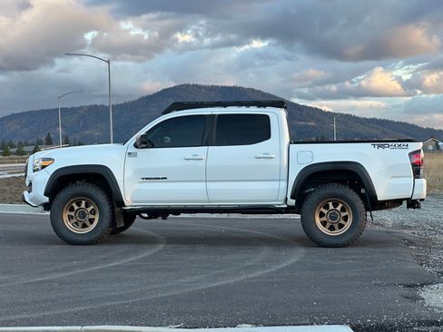 Used 2022 Toyota Tacoma TRD Off-Road image 10