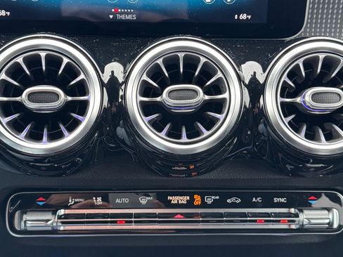 Used 2021 Mercedes-Benz GLB 250 4MATIC image 10