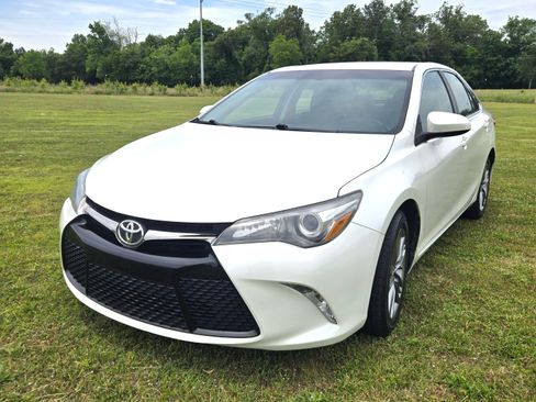 Used 2015 Toyota Camry SE FWD image 2