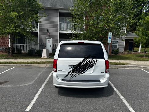 Used 2018 Dodge Grand Caravan SE w/ UConnect Hands-Free Group FWD image 5