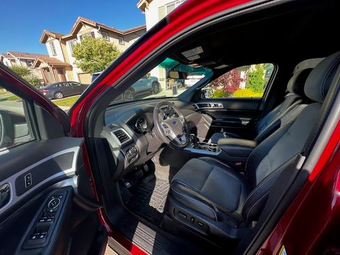 Used 2015 Ford Explorer XLT w/ Equipment Group 202A image 8