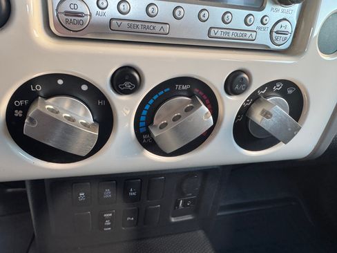 Used 2011 Toyota FJ Cruiser Sport Utility 2D image 11