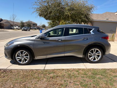 Used 2017 INFINITI QX30 Premium w/ Navigation Package image 2