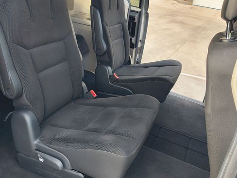 Used 2019 Dodge Grand Caravan SE w/ UConnect Hands-Free Group image 13
