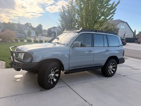 Used 1999 Toyota Land Cruiser w/ Leather Trim Pkg AWD/4WD image 4