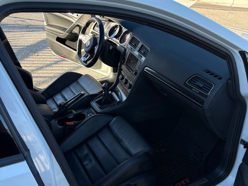 Used 2017 Volkswagen GTI SE image 12