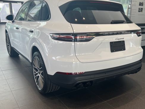 Used 2023 Porsche Cayenne Platinum Edition image 16