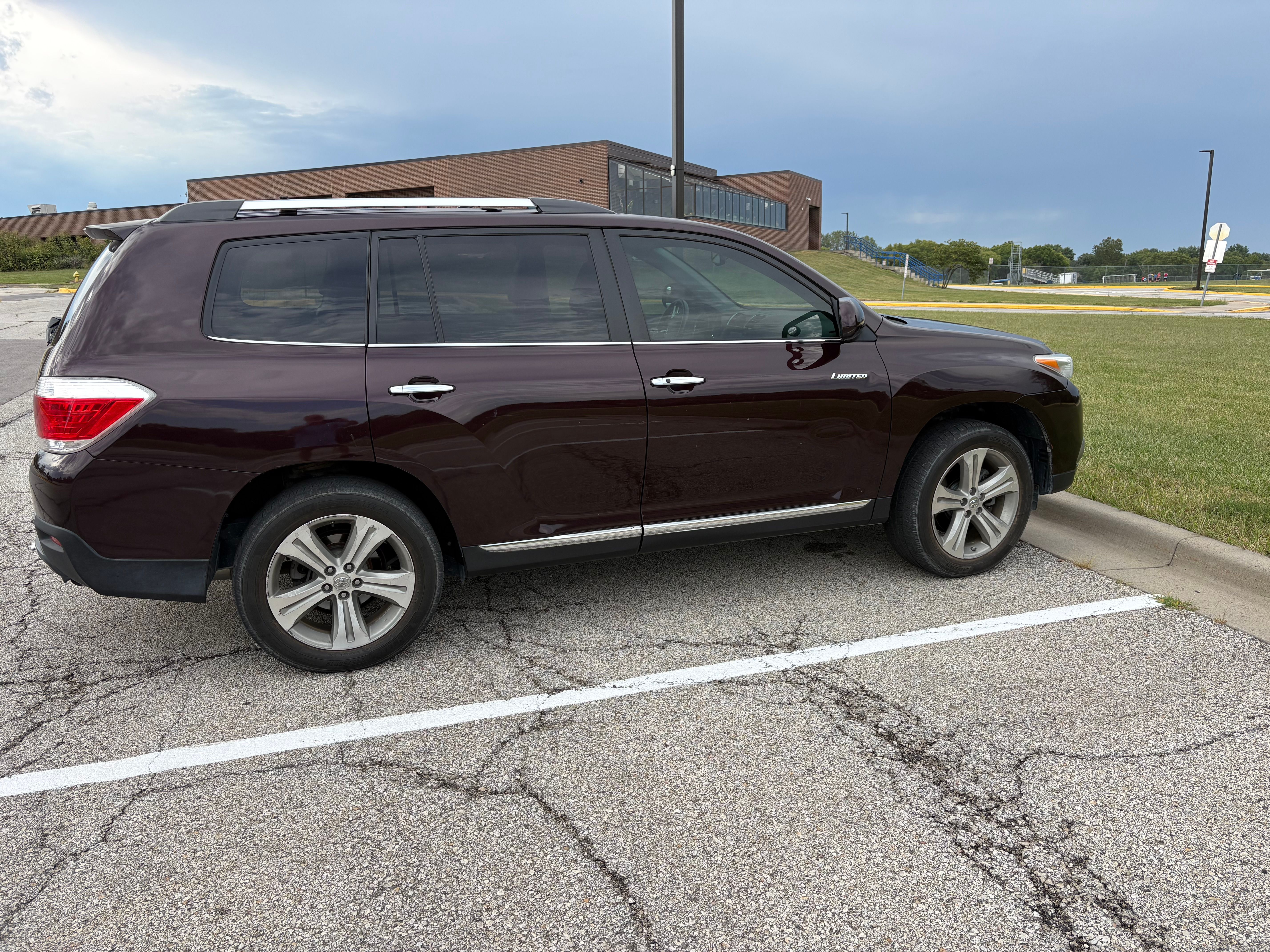 Used 2011 Toyota Highlander Limited w/ Tow Pkg AWD/4WD image 1