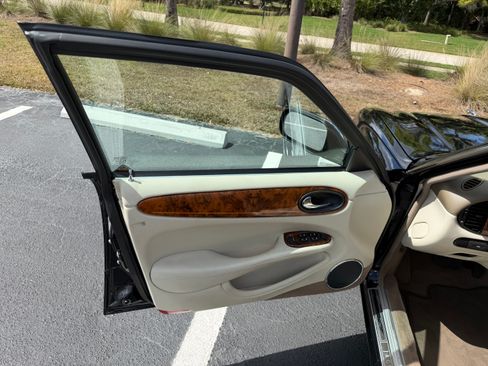 Used 2003 Jaguar XJ8 image 18