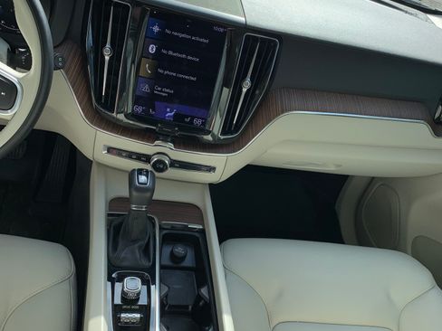 Used 2021 Volvo XC60 T5 Momentum image 14