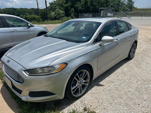 Used 2013 Ford Fusion Titanium w/ Titanium Driver Assist Pkg FWD image 2