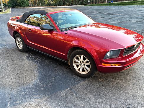 Used 2006 Ford Mustang Convertible image 1