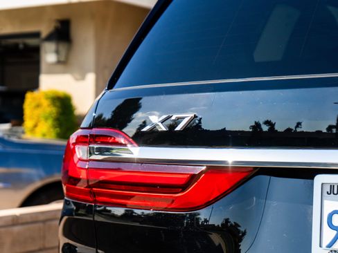 Used 2022 BMW X7 xDrive40i w/ Premium Package image 11