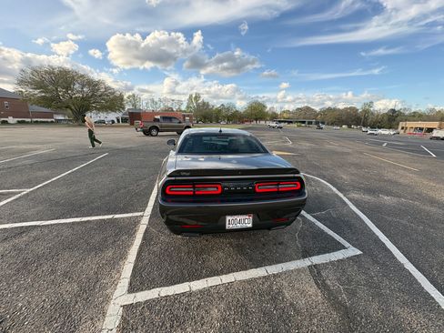 Used 2018 Dodge Challenger SXT Plus image 9
