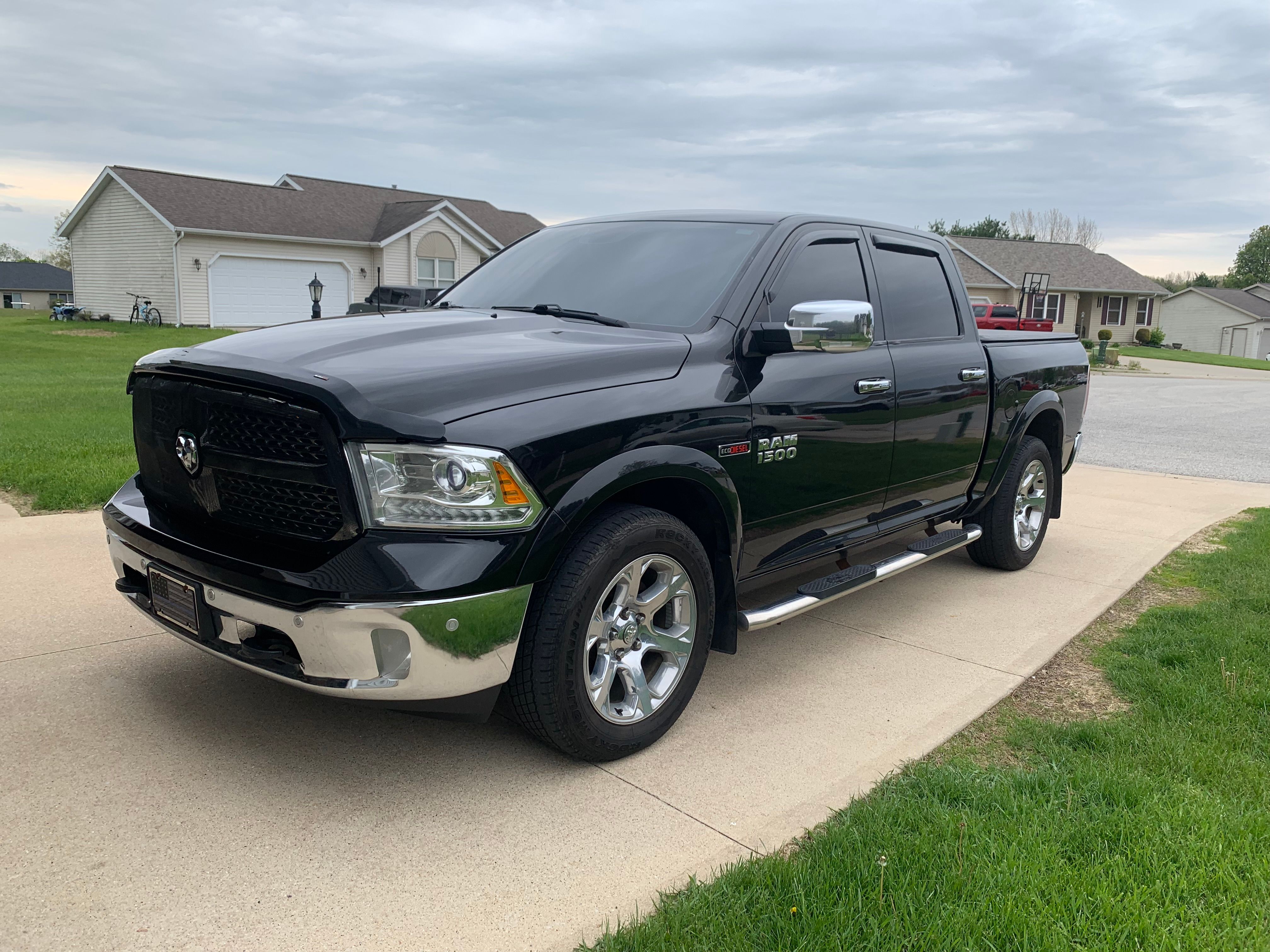 Used 2017 RAM 1500 Laramie w/ Convenience Group AWD/4WD image 4