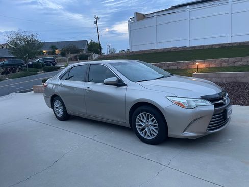 Used 2017 Toyota Camry LE image 1