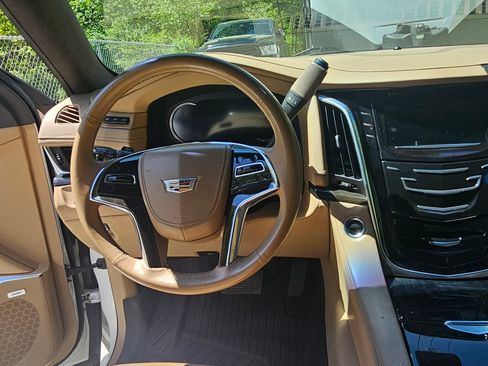 Used 2020 Cadillac Escalade ESV Platinum image 4