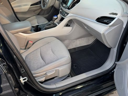 Used 2017 Chevrolet Volt LT w/ Comfort Package FWD image 17