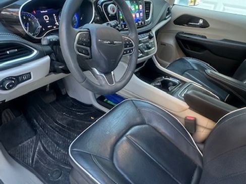 Used 2022 Chrysler Pacifica Limited image 9