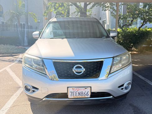 Used 2013 Nissan Pathfinder SL w/ Cargo Pkg FWD image 2