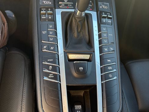Used 2020 Porsche Macan S image 14