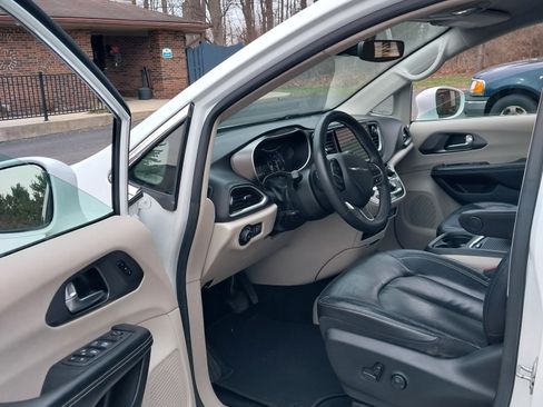 Used 2022 Chrysler Pacifica Touring-L image 6