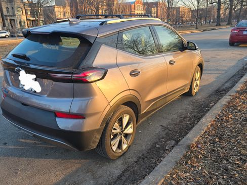 Used 2023 Chevrolet Bolt EUV LT w/ Convenience Package image 5