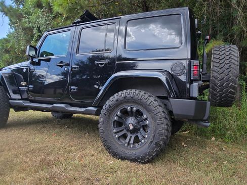 Used 2013 Jeep Wrangler Unlimited Sahara w/ Connectivity Group AWD/4WD image 2