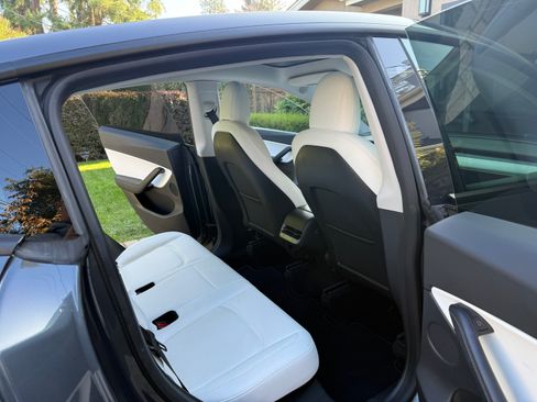 Used 2021 Tesla Model Y Performance image 10