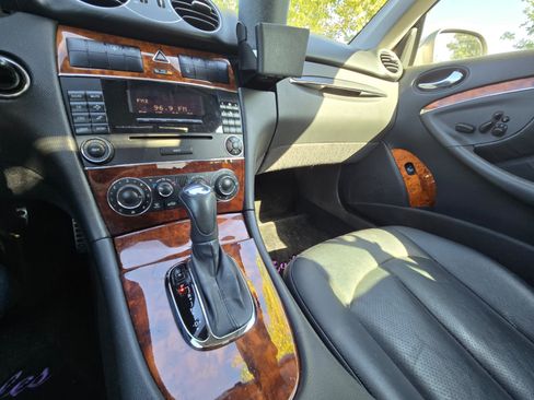 Used 2005 Mercedes-Benz CLK 320 Coupe image 9