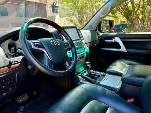 Used 2016 Toyota Land Cruiser image 4