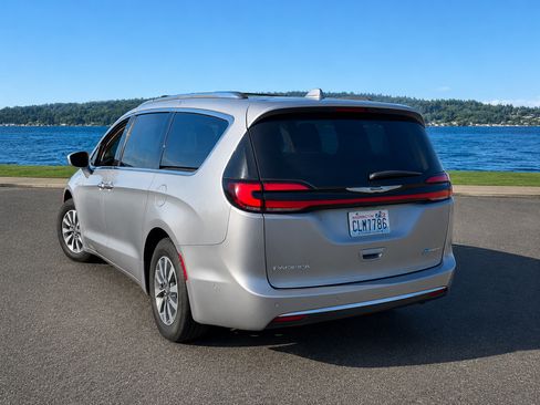 Used 2021 Chrysler Pacifica Touring-L FWD image 12