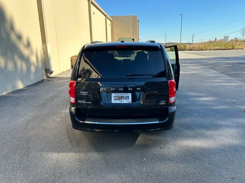 Used 2016 Dodge Grand Caravan SXT w/ Rear Park Assist Package image 4