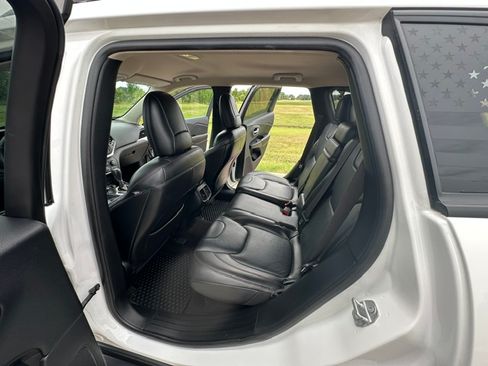 Used 2016 Jeep Cherokee Trailhawk w/ Leather Interior Group AWD/4WD image 17