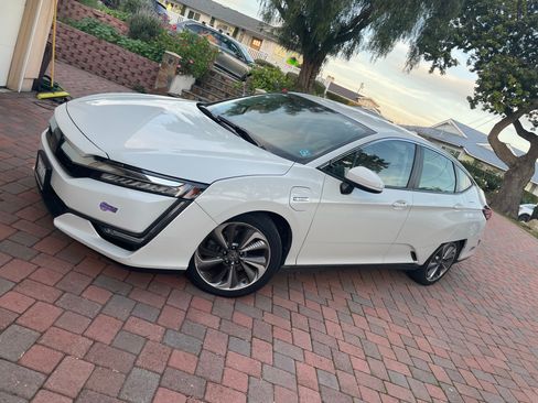 Used 2018 Honda Clarity Plug-In Hybrid image 2