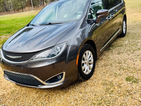 Used 2017 Chrysler Pacifica Touring-L image 1