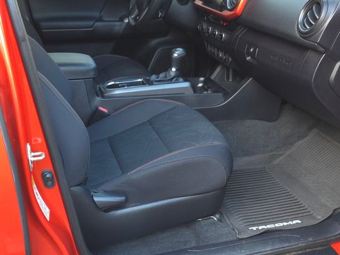 Used 2016 Toyota Tacoma TRD Sport image 14