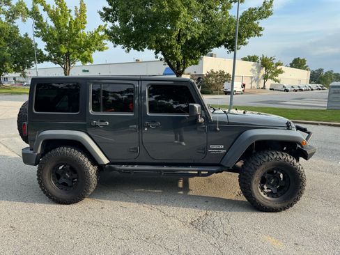Used 2018 Jeep Wrangler Unlimited Sport S AWD/4WD image 4
