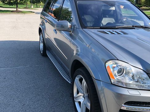 Used 2011 Mercedes-Benz GL 550 4MATIC image 4