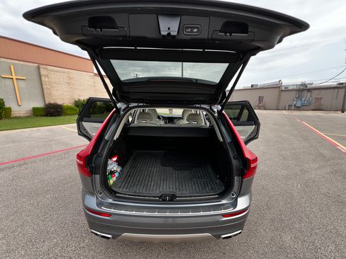 Used 2018 Volvo XC60 T5 Momentum w/ Convenience Package image 16