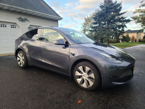 Used 2023 Tesla Model Y Long Range image 6