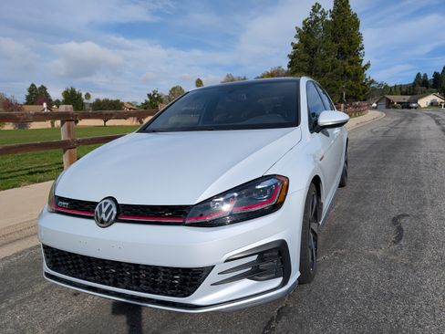 Used 2018 Volkswagen GTI SE image 2