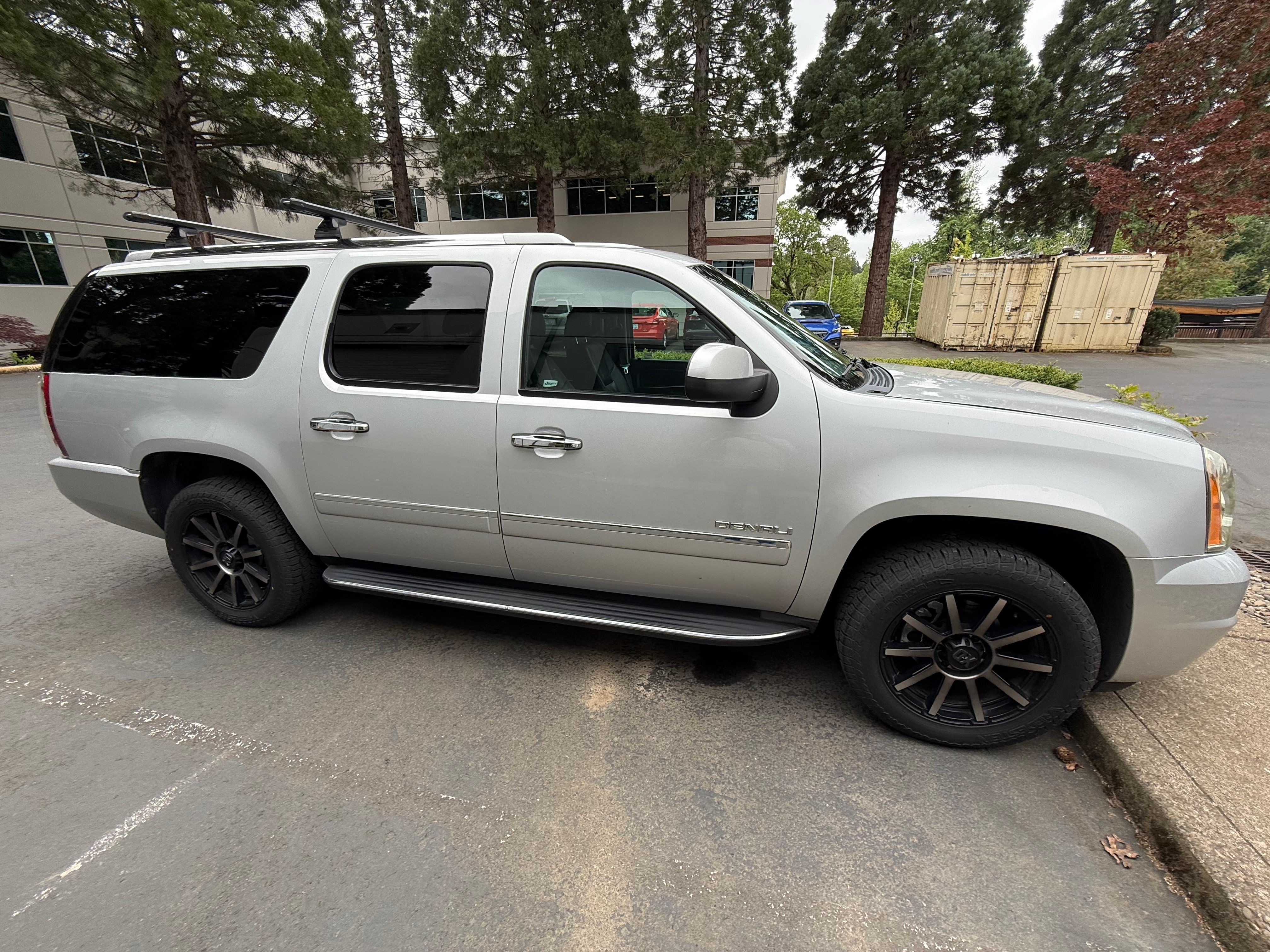 Used 2010 GMC Yukon XL Denali AWD/4WD image 1