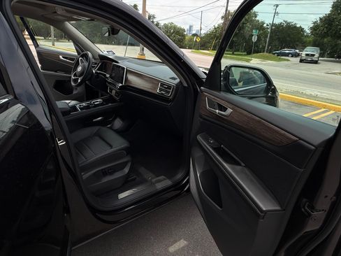 Used 2024 Volkswagen Atlas SEL AWD/4WD image 17
