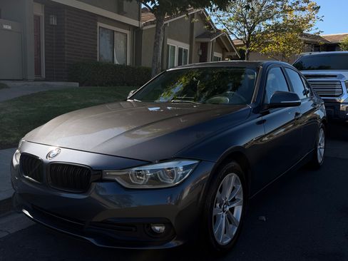 Used 2018 BMW 320i Sedan RWD image 2