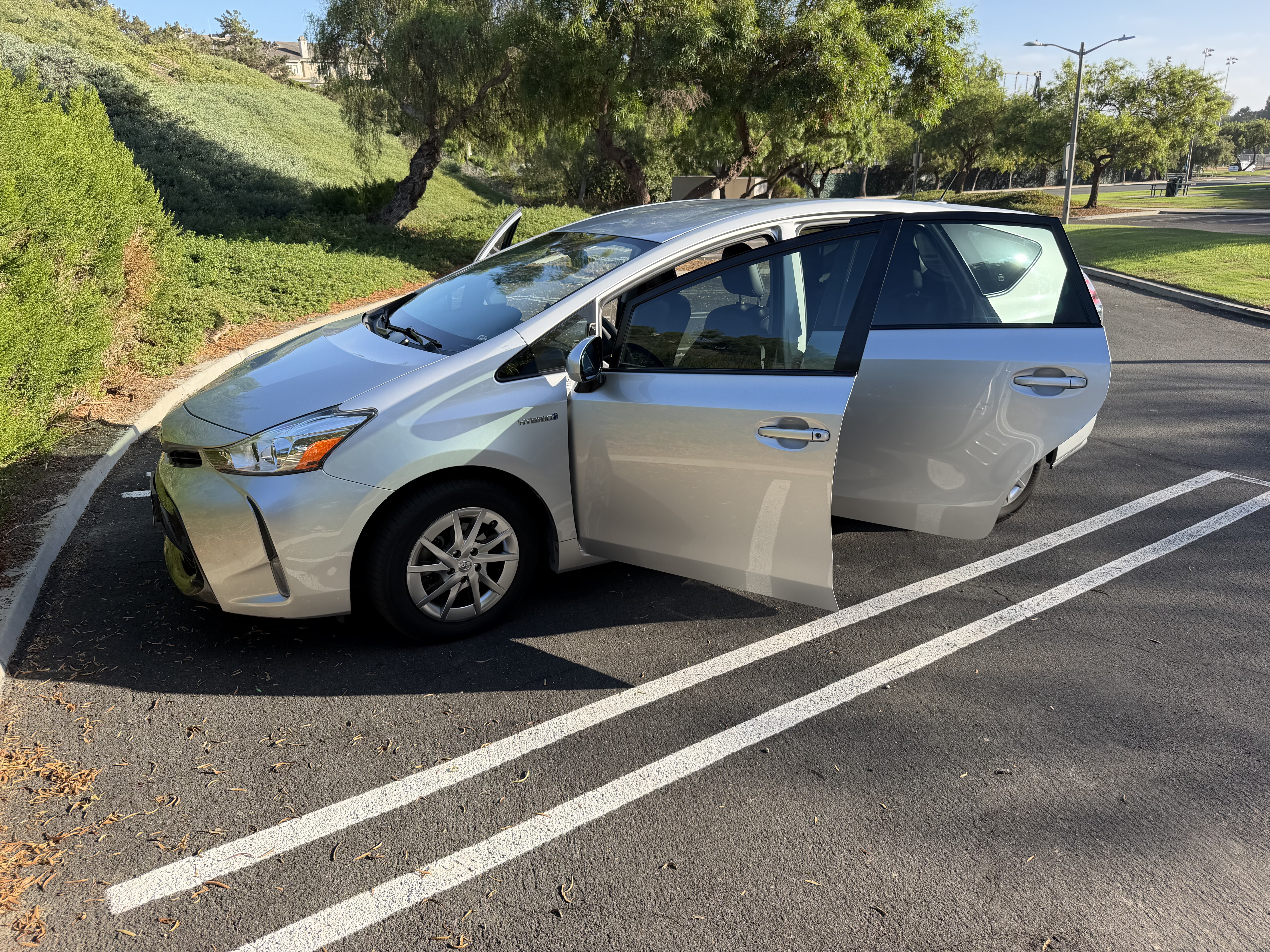 Used 2017 Toyota Prius V Four w/ Carpet Mat Package FWD image 4